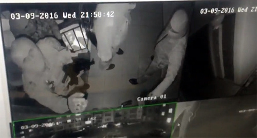Участники нападения на офис СМГ в Ингушетии. Скриншот видеозаписи с камеры наблюдения из Twitter'а Дмитрия Утукина, Twitter.com/U2_Keen