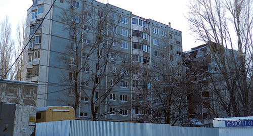 Разрушенный дом огородили металлическим забором. Волгоград, январь 2016 г.  Фото Татьяны Филимоновой для "Кавказского узла"