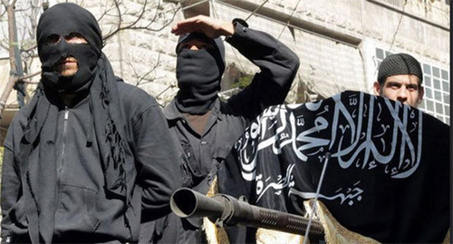 Сторонники ИГ держат флаг «Исламского государства» (ИГ — признано террористической организацией, его деятельность в России запрещена).  Фото Пользователя Главный Редактор, www.flickr.com