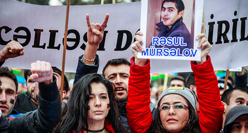 Участник акции держит портрет политзаключенного. Баку, 15 марта 2015 г. Фото Азиза Каримова для "Кавказского узла"