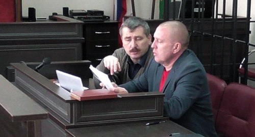 Валерий Бриних (слева) с адвокатом Андреем Сабининым в зале суда. 17 марта 2016 года. Фото: Facebook.com/profile.php?id=100008413898046
