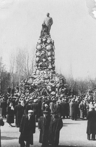У памятника Сталину в Тбилиси, март 1956 года. Фото: dayonline.ru