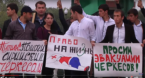 Митинг в поддержку сирийских черкесов, октябрь 2015. Фото: стоп-кадр видео "Митинг в поддержку сирийских черкесов" http://kchrline.ru/?p=21790