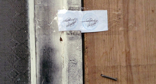 Входная дверь в дом Аветисянов опечатана органами следствия. Гюмри, 14 января 2015 г. Фото Тиграна Петросяна для "Кавказского узла"