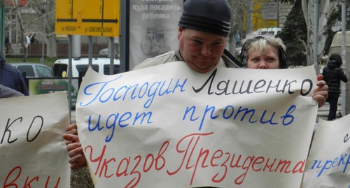 Участник митинга с плакатом. Волгоград, 26 марта 2016 года. Фото Татьяны Филимоновой для "Кавказского узла"