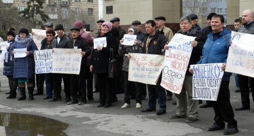 Участники митинга с плакатом. Волгоград, 26 марта 2016 года. Фото Татьяны Филимоновой для "Кавказского узла"