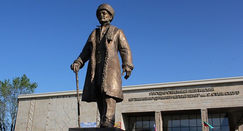 Памятник поэту Сулейману Стальскому в Дербенте. Фото: http://minkultrd.ru/news/news_list/V_Derbente_otkryli_pamyatnik_poetu_Sulei_manu_Stalskomu/