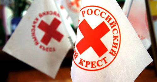 Флаги с логотипами Международного Красного Креста. Фото http://www.novorosinform.org/news/id/29120
