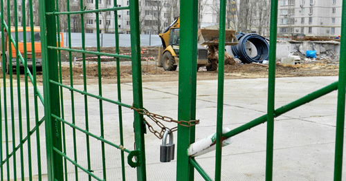 Забор вокруг стройки. Волгоград, 29 марта 2016 г. Фото Татьяны Филимоновой для "Кавказского узла"