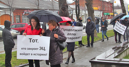 Участники акции против "Электроцинка". Владикавказ, 29 марта 2016 г. Фото: Алан Цхурбаев http://www.kavkaz-uzel.ru/blogs/119/posts/24257