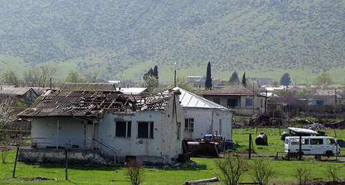 В ходе бомбежек пострадала часть жилых домов к Мартакерте. Нагорный Карабах, 6 апреля 2016 г. Фото Алвард Григорян для "Кавказского узла"