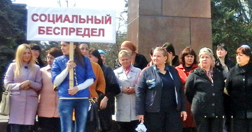 Участники пикета в Черкесске требуют возобновления расследования по делу о пожаре на Тургеневском рынке, 11 апреля 2016. Фото Аси Капаевой для "Кавказского узла"