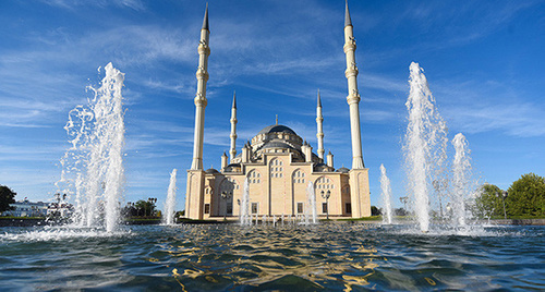 Мечеть "Сердце Чечни" в Грозном Фото: © Елена Синеок, ЮГА.ру