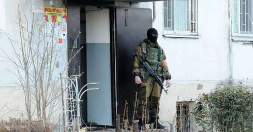 Сотрудник силовых структур во время спецоперации на улице Мусова. Фото http://nac.gov.ru/