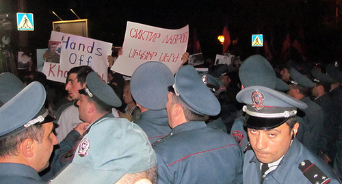 Полиция заблокировала дорогу манифестантам, не разрешив приблизится к посольству России  Фото: Тигран Петросян для "Кавказского узла"