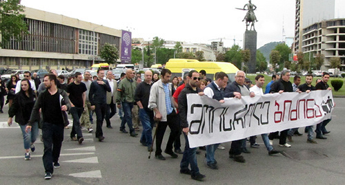 Митинг на фоне памятника Георгия Саакадзе. Фото Бемлана Кмузова для "Кавказского узла"