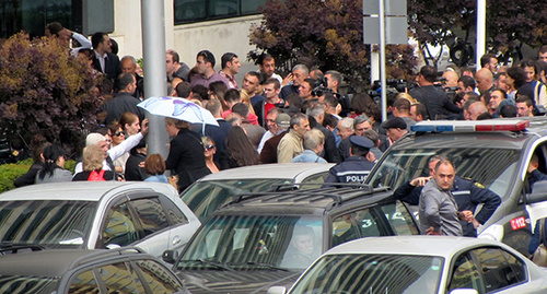 участники митинга и полиция перед мэрией. Фото Бемлана Кмузова для "Кавказского узла"