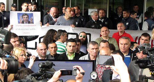 Участники митинга против продажи земли оцепили вход в мэрию.  Фото Бемлана Кмузова для "Кавказского узла"