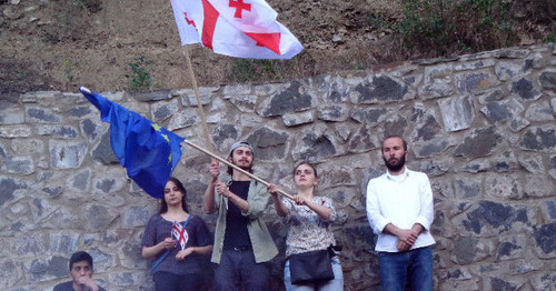 Собравшаяся молодежь размахивала флагами Грузии и Евросоюза. Тбилиси, 16 мая 2016 г. Фото Инны Кукуджановой для "Кавказского узла"