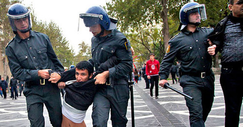 Полиция задерживает участников несогласованной акции протеста сторонников оппозиции. Баку, 17 ноября 2012 г. Фото Азиза Каримова для "Кавказского узла"