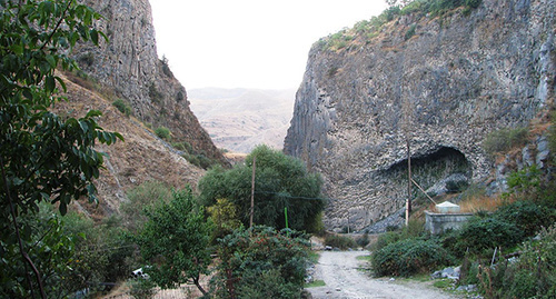 Ущелье в Гарни.  Фото: Hanay, https://ru.wikipedia.org/wiki/Гарни_(село)#/media/File:Garni_Gorge_Armenia_(23).JPG