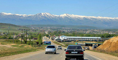 По дороге в Буйнакск. Дагестан. Фото: Шамиль Шангереев http://odnoselchane.ru/