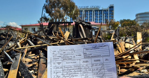 Прописанные в сгоревшем доме люди остались на улице. Сочи, 21 мая 2016 г. Фото Светланы Кравченко для "Кавказского узла"