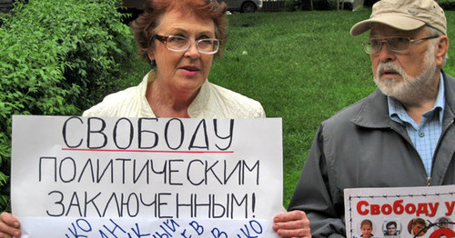 Участники пикета в поддержку политзаключённых в Ростове-на-Дону, 6 мая 2015 года. Фото Константина Волгина для "Кавказского узла"