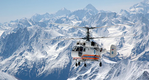 Вертолёт МЧС в горах. Фото:  http://www.stavropolye.tv/sfdnews/view/84988