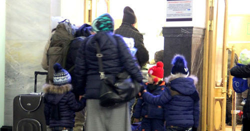 Уезжающая из Чечни семья в очереди на паспортный контроль на железнодорожном вокзале Бреста. Март 2016 г. Фото Ахмеда Альдебирова для "Кавказского узла"