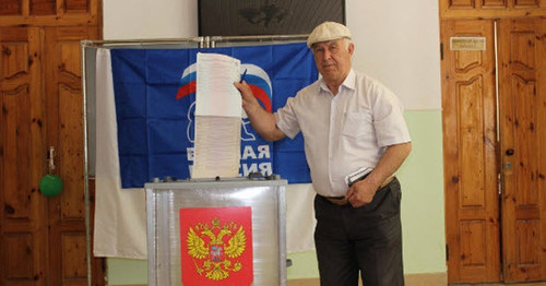 На одном из избирательных участков во время праймериза "Единой России" в Дагестане. 22 мая 2016 г. Фото http://www.riadagestan.ru/