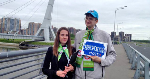 В Петербурге активисты "Молодежного Яблока" выступили против присвоения мосту имени Кадырова. 28 мая 2016 г. Фото: Viktor Rezunkov (RFE/RL)