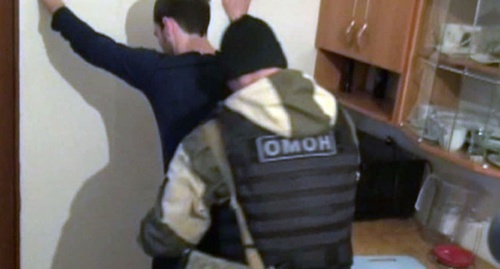 Задержание одного из подозреваемых жителей Палласовки. Скриншот оперативной съемки, Vesti.ru