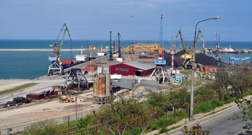 Махачкалинский морской торговый порт. Фото: http://ndelo.ru/news/ekonomika/2511/