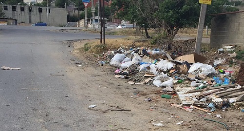 Свалка мусора на улице в частном секторе Махачкалы. Фото корреспондента "Кавказского узла"