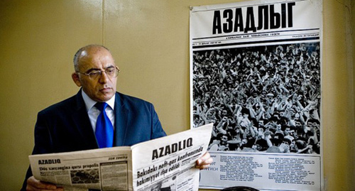 Руководитель газеты Азадлыг Рагим Гаджиев. Фото: http://blognews.am/rus/news/74789/azerbaiydzhan-demokratiya-iz-pape-mashe-grezyashchaya-sebya-kavkazskim-dubaem.html Руководитель газеты Азадлыг Рагим Гаджиев. Фото: http://blognews.am/rus/news/74789/azerbaiydzhan-demokratiya-iz-pape-mashe-grezyashchaya-sebya-kavkazskim-dubaem.html