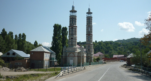 Мечеть в селе Ца Ведено. Фото: http://photo.qip.ru/users/muslim-megane/200119355/201068153/