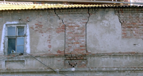 Трещина на стене дома. Астрахань, август 2015 года. Фото Елены Гребенюк для "Кавказского узла"