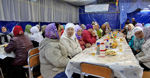 Верующие во время разговения. Фото http://magas.ru/