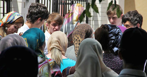 Выпускники со своими родителями. Чечня. Фото Магомеда Магомедова для "Кавказского узла"