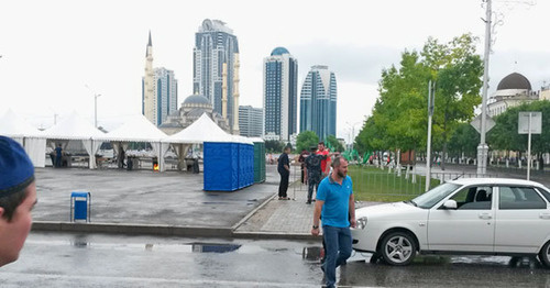 На улицах Грозного накануне ифтара. 1 июля 2016 г. Фото корреспондента "Кавказского узла"