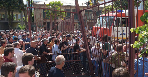 Участники митинга оппозиционных сил в Сухуме сломали ворота здания МВД Абхазии. 5 июля 2016 г. Фото http://sputnik-abkhazia.ru/Abkhazia/20160705/1018972800.html
