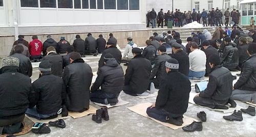 Зимняя молитва в Махачкале. Фото Ахмеднаби Ахмеднабиева для "Кавказского узла"