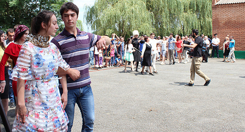 Молодежь танцует "симд" в День Хетага. Северная Осетия, 10 июля 2016 г. Фото Эммы Марзоевой для "Кавказского узла"