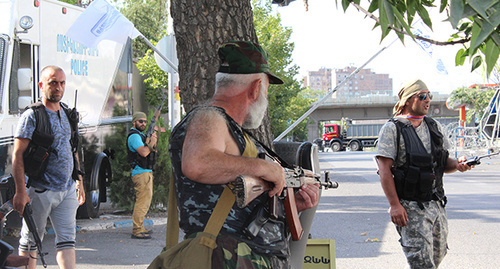 Члены отряда «Сасна Црер» захватившие здание полицейского полка. Ереван, 23 июля 2016 г. Фото Тиграна Петросяна для "Кавказского узла"