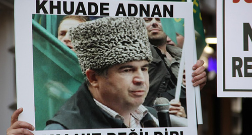 Плакат с портретом активиста из Адыгеи Аднана Хуаде Фото Магомеда Туаева для "Кавказского узла"