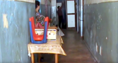 Коридор здания бывшего общежития в Нальчике, скриншот видеорепортажа корреспондента "Кавказского узла"