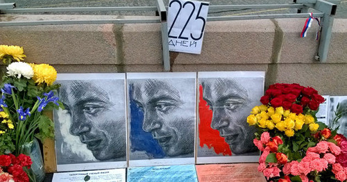 Цветы и портреты Немцова на месте убийства. Фото Вячеслава Ферапошкина для "Кавказского узла"