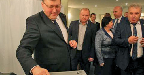 Александр Ищенко (слева) на избирательном участке. Фото www.donnews.ru