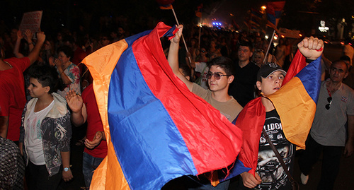 Армянский флаг в руках участников протестной акции в Ереване. Фото Тиграна Петросяна для "Кавказского узла".